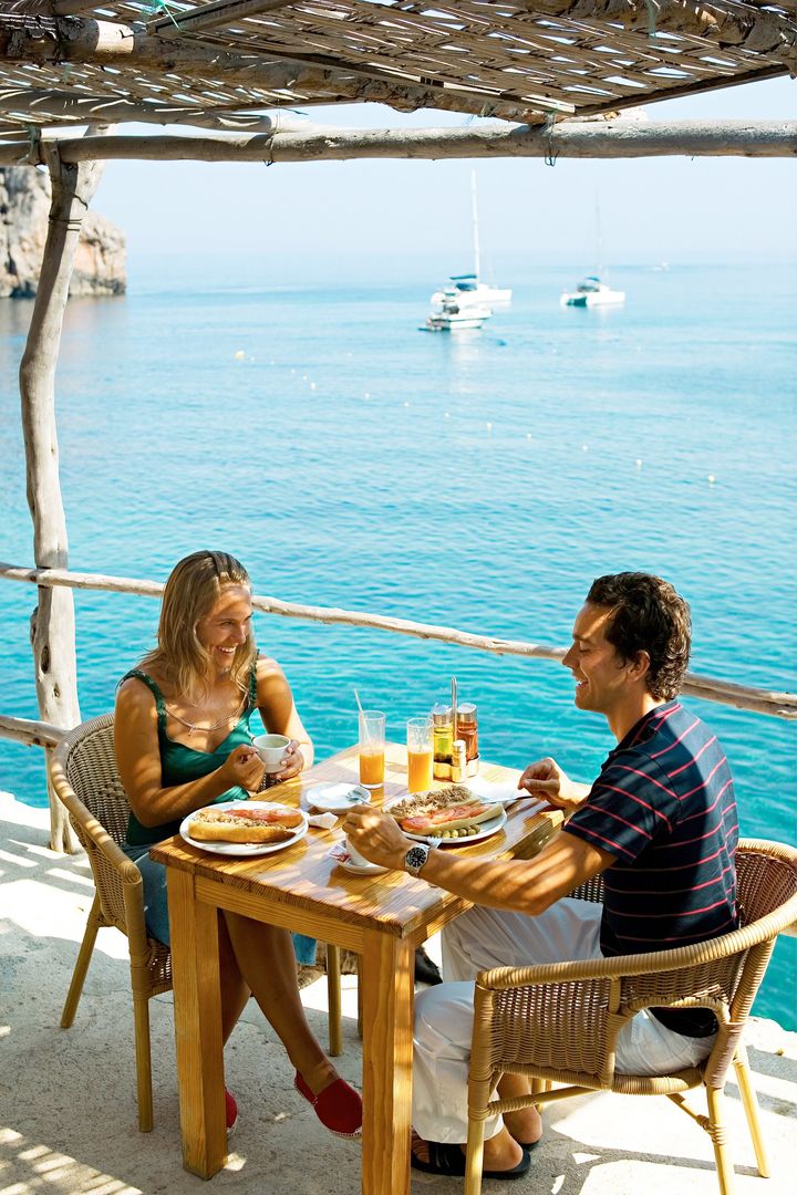 Restaurant Ca's Patro March i Deià på Mallorcas nordkyst er en af Michael Douglas og Cathrine Zeta Jones’ favoritter. I denne sommer vil den også få besøg af mange danskere.