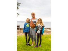 - Hjemme spurgte folk: er det nu sikkert at tage til Lesbos med alle de flygtninge? Men der er jo ingen flygtninge, og selv hvis der var, ville jeg ikke have den mindste bekymring. Men folk hernede er blevet straffet urimeligt hård, og det er så vigtigt, at vi ikke også svigter nu. Derfor: Rejs herned – med det samme – I vil ikke fortryde det.