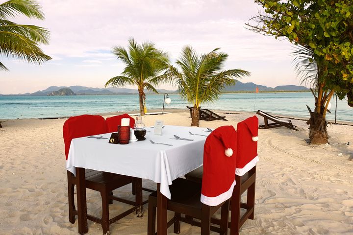 Mange danskere dropper julestressen og fejrer jul med sand mellem tæerne.