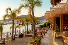Den fantastiske strandpromenade i Saranda indbyder til kolde, prisvenlige drikkevarer i eftermiddagssolen.