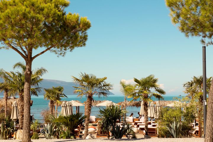 Den albanske riviera byder på smukke promenader, langstrakte strande og prisvenlige restauranter.