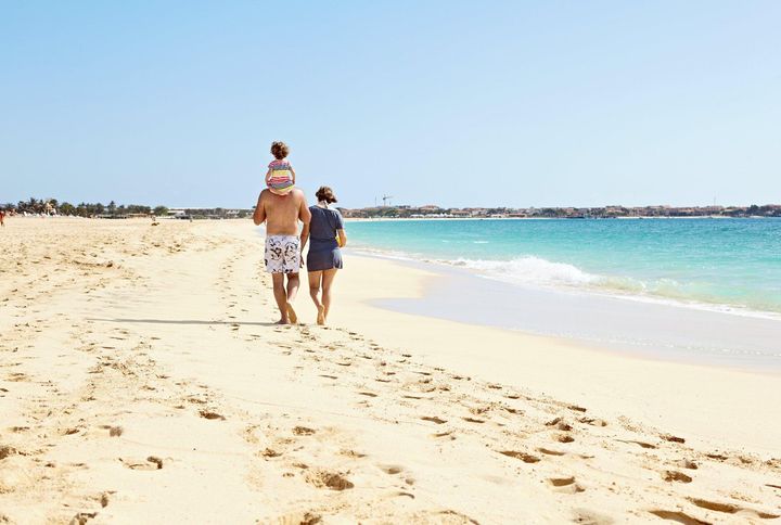 Sne og frost i Danmark sender familier mod solen – her fra stranden i Santa Maria på Kap Verde.