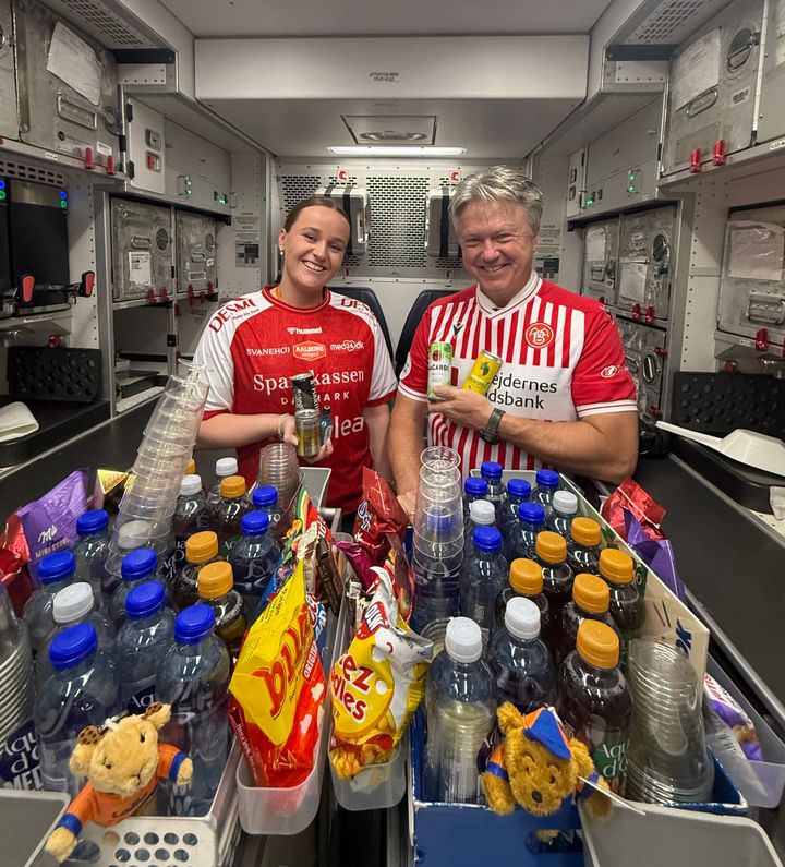 Sofie Bærholm og Allan Toftmann arbejder som cabin crew i Sunclass Airlines, Spies' søsterselskab, og rejste velklædt mod Kap Verde i efteråret for at promovere jubilæumsafgangen.