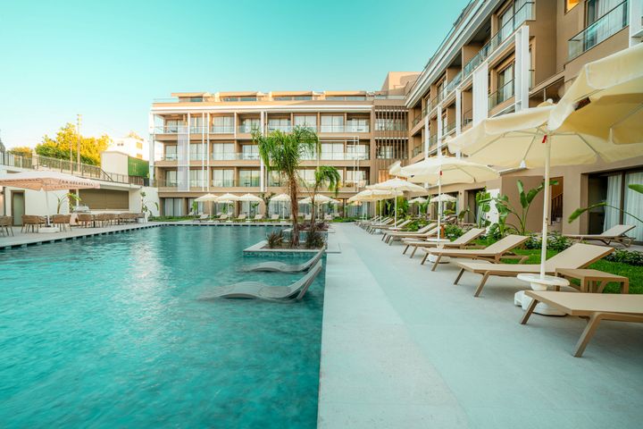 Det første LiveEz-hotel åbner i Side, Tyrkiet, og byder på rolige poolområder og moderne rammer for voksne gæster.