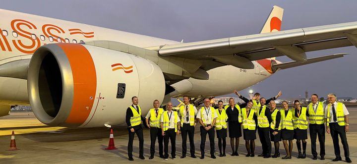 Sunclass Airlines’ besætning foran Airbus A330neo, klar til at flyve strandede nordiske gæster hjem til København.