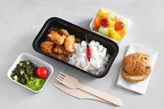 Her er et eksempel på et måltid ombord med Spies' flyselskab Sunclass Airlines i dag: Kylling Panang, som er den mest populære ret blandt gæsterne.