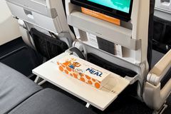 Den nye børnemenuboks bringer Lollo & Bernie-universet fra hotellet og helt ind i flykabinen.