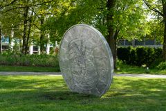 Kunstner: Silas Inoue. Titel: Bond / Lichen. Sted: Kalundborg Gymnasium og HF. Finansieret af: Ny Carlsbergfondet