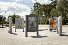 Kunstnere: YEARS. Værk: Betwixt Sted: Letbaneforplads Ishøj Strand. Finansieret af: Ny Carlsbergfondet