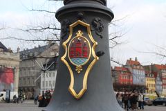 Lygtepæl på Kongens Nytorv, hvor byens første lygtepæle med el blev opstillet i 1892. De gamle lygtepæle med byvåbenet ses flere steder i byen og er er tegnet af arkitekt Ludvig Clausen.