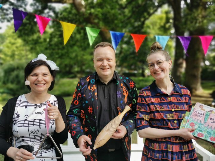 Sangfiduserne, som består af Stine Bernth Johansen fra Viborg Bibliotekerne samt Anders Hjorth Nielsen og Pavlina Salehi fra Sangkraft Viborg, synger for til Små Synger Sammen i Viborg.