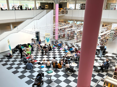 Pavlina, Mette og Jonas - undervisere fra Kulturskolen Viborg - delte sin musikglæde med de mindste børn og deres familier. De næste tre gange er der cello og violin, teater og drama, samt design og billedkunst på programmet.