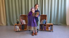 Tetaer Akkord gæster flere biblioteker i hele Viborg Kommune med en sød og rørende teaterforestilling med nykomponeret musik - "Lille frk. Larsens store kærlighed".