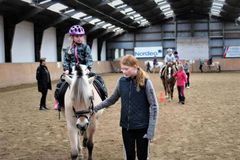Viborg Rideklub åbner dørene og viser rundt i staldene, samt tilbyder rideture på de søde ponyer.