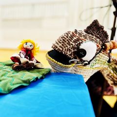 Dukketeater 'Tommelise' spilles af Ishøj Teater på Hovedbiblioteket, Bjerringbro, Skals og Stoholm Biblioteker, samt i Jethallen i Karup.