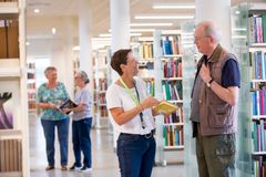 ”Biblioteket er et sted, hvor man aldrig føler sig overvåget eller presset. Man kan være alene uden at være ensom. Fremmede er venlige, og personalet skaber en rolig, menneskelig atmosfære.”