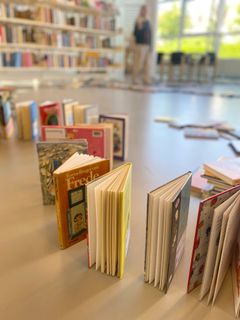 Bog-domino - en aktivitet, der kræver koncentration og samarbejde