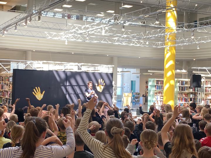 Til sidste års Læsefest blev Læseklasserne underholdt af stomp-bandet ”HeartBeat”. I år bliver det rockbandet The Courettes.