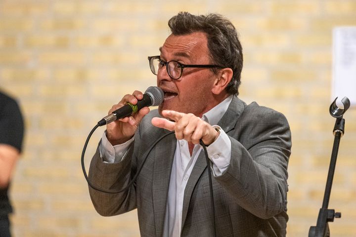 Claude Chichon optræder sammen med Viborg Big Band