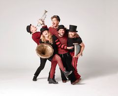"Æsken" spiller autentisk og uforfærdet rytmisk og swingende jazzmusik med energi, nærvær, kant og nerve.