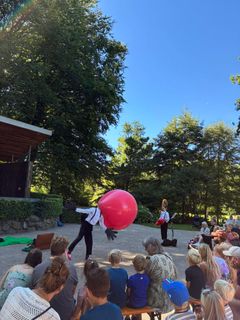 Gennem mange år har søndage i august trukket forventningsfulde børnefamilier til det grønne Borgvold, hvor de sammen har oplevet gratis teater, cirkus, koncerter og trylleri. 2026 er ikke en undtagelse.