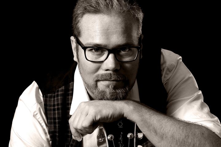 Sanger og guitarist Jake Green kan opleves hos Mammen Ost og Deli