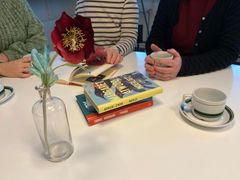 Hvad kan litteraturen fortælle os, når livet bliver udfordret – og hvor finder vi håb og fællesskab midt i det hele? Kom med til en hyggelig stund med guidet fælleslæsning, hvor en læseguide læser udvalgte tekster højt for os. Teksterne kredser om kriser, håb og fællesskab, og undervejs holder vi pauser, hvor vi sammen taler om det, teksten sætter i gang hos os.