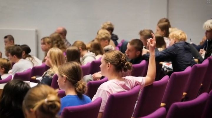 ”Vi vil sikre os, at vi som professionelle og som netværk arbejder med og på noget, der er relevant for de unge. Derfor lægger vi op til en dag, hvor de kan tale åbent og ærligt, og hvor følelser og fakta er lige vigtige,” siger SSP-konsulent Christian Stenrøjl om formålet med temadagen.