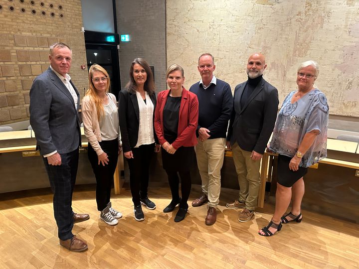 Hans-Jørgen Kirstein (M), Linda Heegaard (F), Brigitte Klintskov Jerkel (C), Pernille Beckmann (V), Claus Dyremose (C), Simon Østergaard (V) og Liselott Blixt (UP) har indgået budgetforlig.