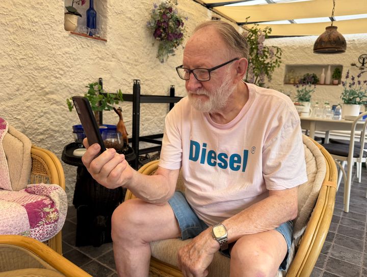 Kurt Svendsen har skærmbesøg af sårsygeplejerske Hanne Hjortshøj. Han sætter pris på den frihed skærmbesøget giver.