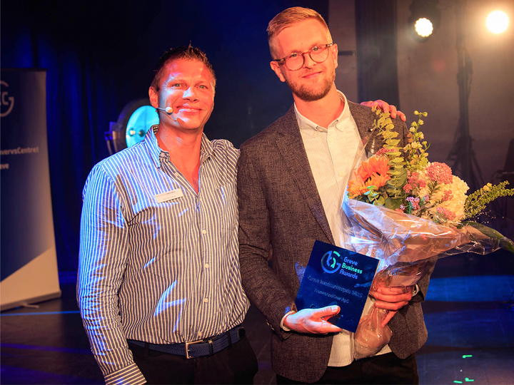 Kristoffer Lerche fra FramesAndGear med Greve Iværksætterpris 2025 sammen med Brian Skov Andersen fra GreveSolrødErhverv, der sponsorerer prisen.