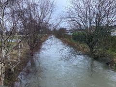 I begyndelsen af 2024 var der kraftig regn og forhøjet vandstand i Køge Bugt, som satte hele vandløbssystemet under pres. På billedet ses Lille Vejlå i Hundige. Risikostyringsplanen er Greve Kommunes plan for at forebygge og håndtere den type situationer.