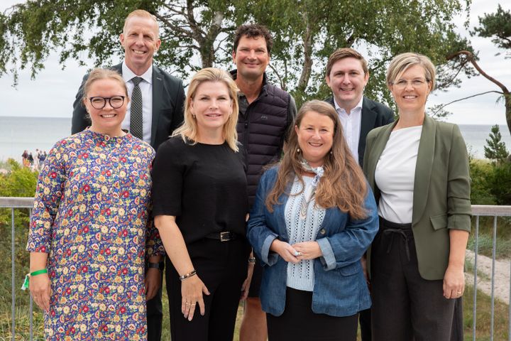 Syv borgmestre vil beskytte bugten mod forurening af byggerier ud for Hvidovre Kommune. Billedet er fra Havets Folkemøde på Solrød strand denne sommer. Borgmestrene er Maja Højgaard Brøndby, Ken Kristensen Køge, Pernille Beckmann Greve, Henrik Rasmussen Vallensbæk, Merete Amdisen Ishøj, Emil Blücher Solrød og Anette Mortensen Stevns.