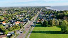 Dronefoto af Strandvejen og husene omkring den.