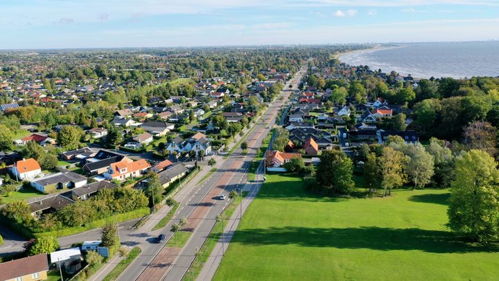 Dronefoto af Strandvejen og husene omkring den.