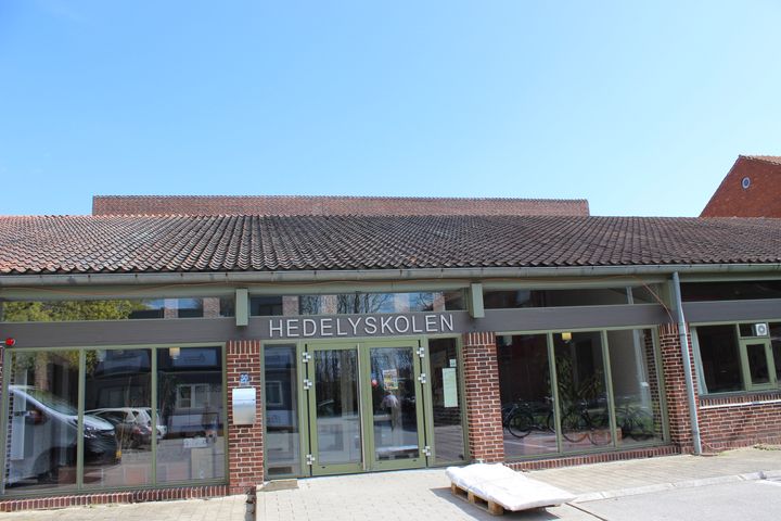 På alle Greve Kommunes folkeskoler er der øget hjælp til lærerne fra Pædagogisk Psykologisk Rådgivning (PPR). Her er det Hedelyskolens indgang.