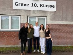Gruppefoto af de unge foran bygningen med skiltet Greve 10. klasse