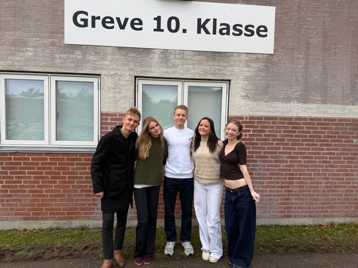 Gruppefoto af de unge foran bygningen med skiltet Greve 10. klasse