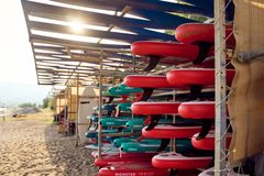 Det nyrenoverede Paleros Beach Resort i Grækenland byder bl.a. på et vandsportscenter med SUP, kajak og flere andre former for sejlads.