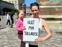 Klima- og miljøpolitisk leder i Greenpeace, Helene Hagel, deltog også ved demonstrationen foran Christiansborg lørdag. Her står hun sammen med sin datter og holder et skilt, hvor der står "Ikke min tilladelse". Teksten henviser til Hejre-tilladelsen.