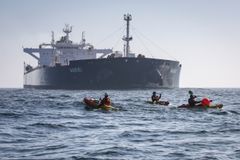 Den 18. marts lavede Greenpeace Danmark den første af en række fredelige protest mod den russiske olietransport gennem dansk farvand. Her lægger kajakker sig i vejen for tankskibet Waikiki.
