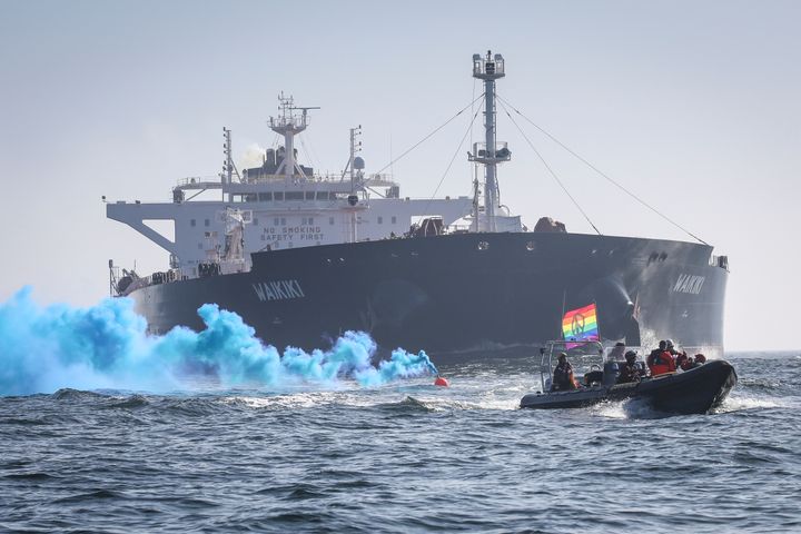 Den 18. marts 2022 lavede Greenpeace Danmark den første af en række fredelige protester mod den russiske olietransport gennem dansk farvand. Her er det foran olietankeren Waikiki. Lignende protester blev i samme periode også udført af Greenpeace i en række andre lande.