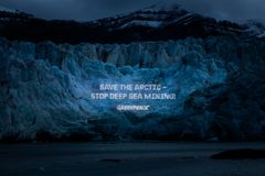 På turen til Arktis projekterede aktivister fra Greenpeace International, Nordic og Tyskland budskaber op fra folk, der er imod minedrift på havbunden. Her er det budskabet “Save The Arctic - Stop deep sea mining!” som er projekteret op på Svea-gletsjeren i Svalbard.