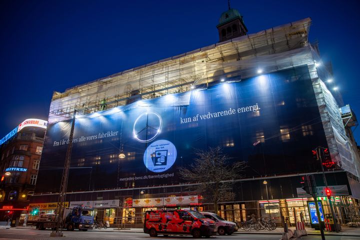 I januar 2022 indsendte Greenpeace en greenwashingklage til Forbrugerombudsmanden over Merzedes-Benz's markedsføringskampagne, som dette gigantiske banner på Rådhuspladsen i København, var en del af.