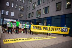 Greenpeace lavede i dag en “Climate Justice Delivery” foran hoveddøren til til TotalEnergies’ danske hovedkvarter i Esbjerg. Under sloganet “Klimaansvar leveret til døren” leverede aktivisterne ødelagte ejendele fra klimakatastrofer rundt om i verden til oliegiganten.