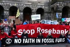 Greenpeace-aktivister stod klar udenfor den skotske Court of Session i Edinburgh, da sagen omkring oliefelterne Rosebank og Jackdaw begyndte den 12. november 2024.