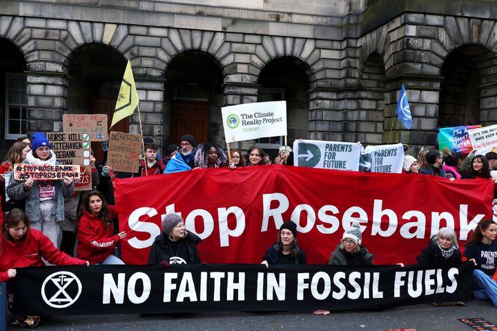 Greenpeace-aktivister stod klar udenfor den skotske Court of Session i Edinburgh, da sagen omkring oliefelterne Rosebank og Jackdaw begyndte den 12. november 2024.