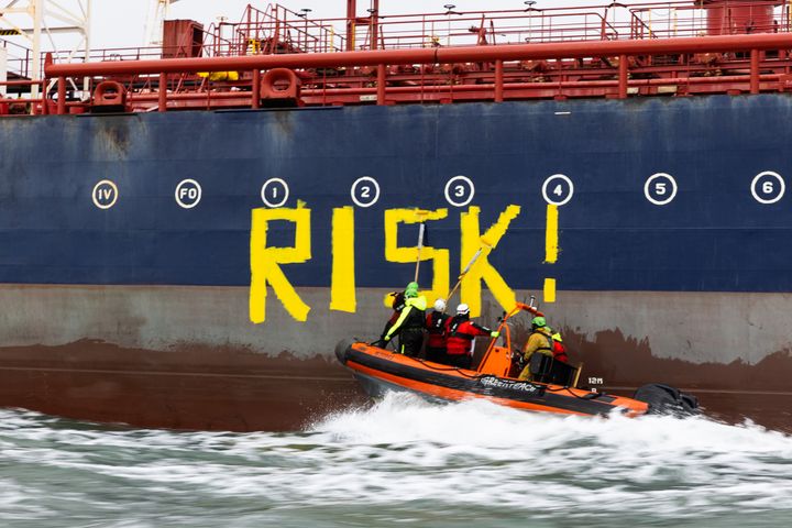 Greenpeace-aktivister maler her beskeden "RISK" på siden af den 19 år gamle skyggetanker, Prosperity, der lige nu er på vej op gennem dansk farvand med op mod 40.000 ton russisk olie. Sammen med resten af den russiske skyggeflåde af udslidte olietankere med tvivlsomme forsikringer udgør den en kæmpe miljørisiko for de danske kyster.