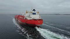 Den 17 år gamle råolie-tanker, Kira K, er et typisk eksempel på et russisk skyggeskib. Her sejler den forbi Amager i december 2024 med kurs mod en russisk olieterminal i Ust-Luga i Østersøen. Kira K befinder sig p.t. ikke på EU’s sanktionslister, men optræder på både Lloyd’s List Intelligence, the Kyiv School of Economics Institute og Greenpeaces lister.