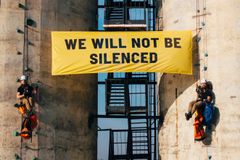 Som en del af en verdensomspændende protest i september 2024, sender Greenpeace-aktivister i Polen denne klare besked til Energy Transfer: “We will not be silenced”.